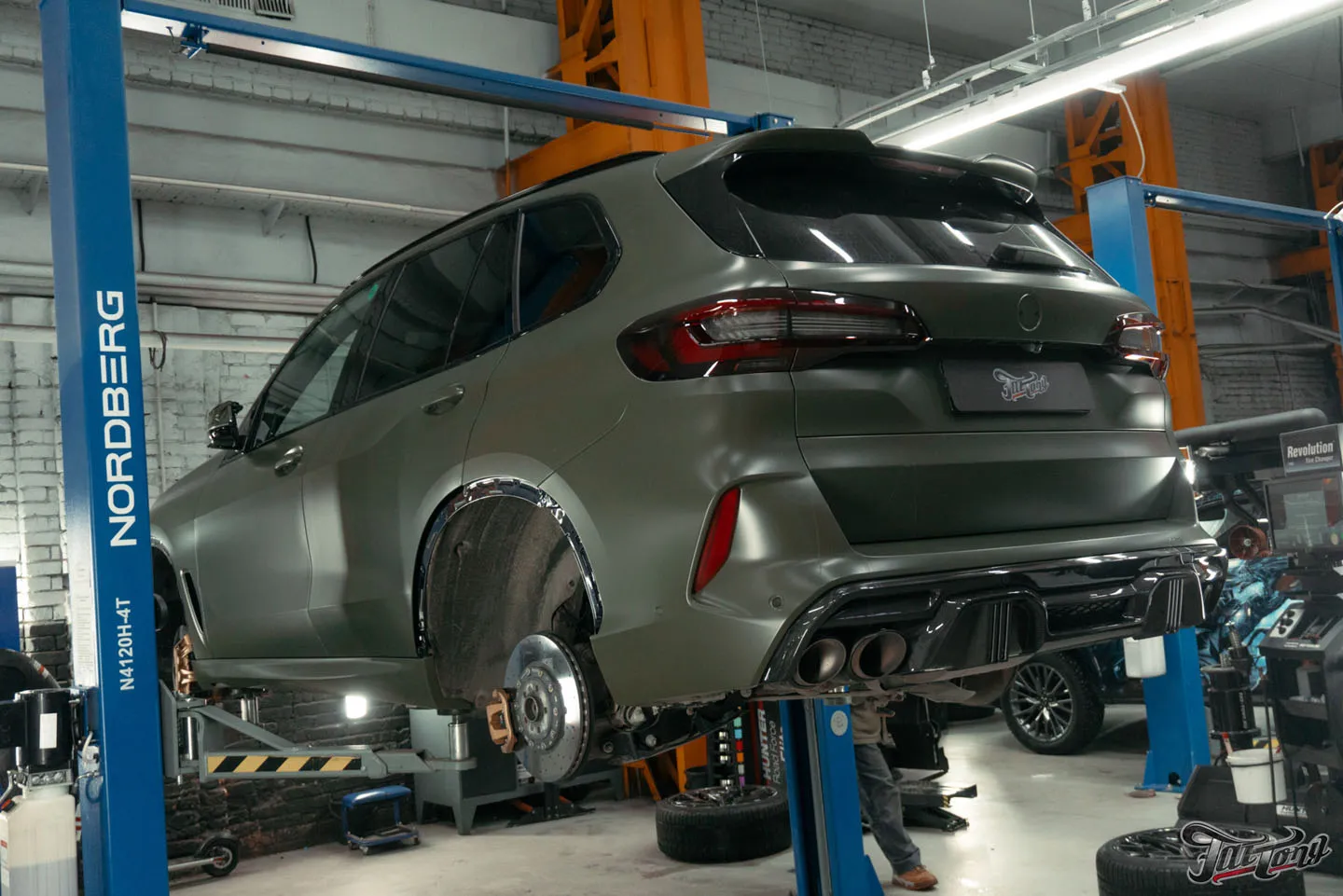 Новый наряд для BMW X5 M, часть 1: демонтаж пленки, оклейка матовым винилом и полиуретаном, замена диффузора, ламинация карбоном, обслуживание тормозной системы